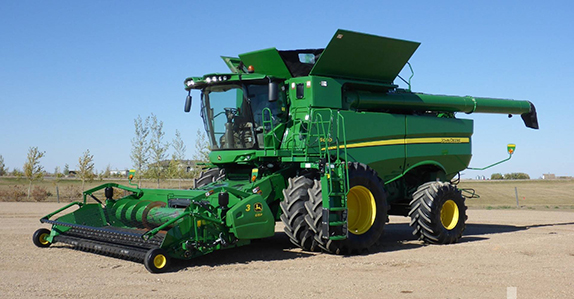2014 John Deere S680 combine sold at a Ritchie Bros. farm equipment auction. 2014 John Deere S680 combine sold at a Ritchie Bros. farm equipment auction.